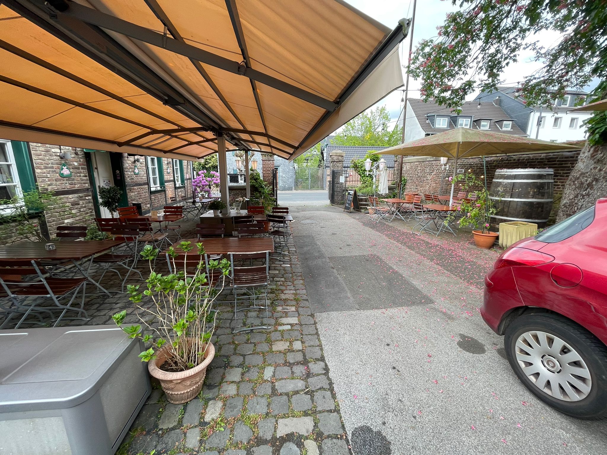 Sitzplätze im Garten und begrünter Hof