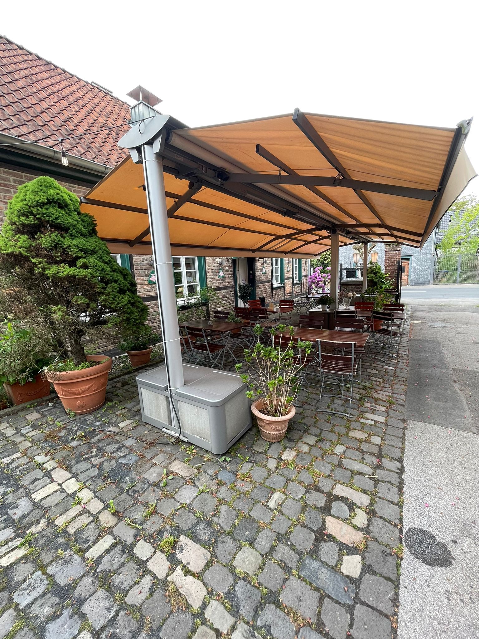 Außenbereich mit Pflanzen und Tischen
