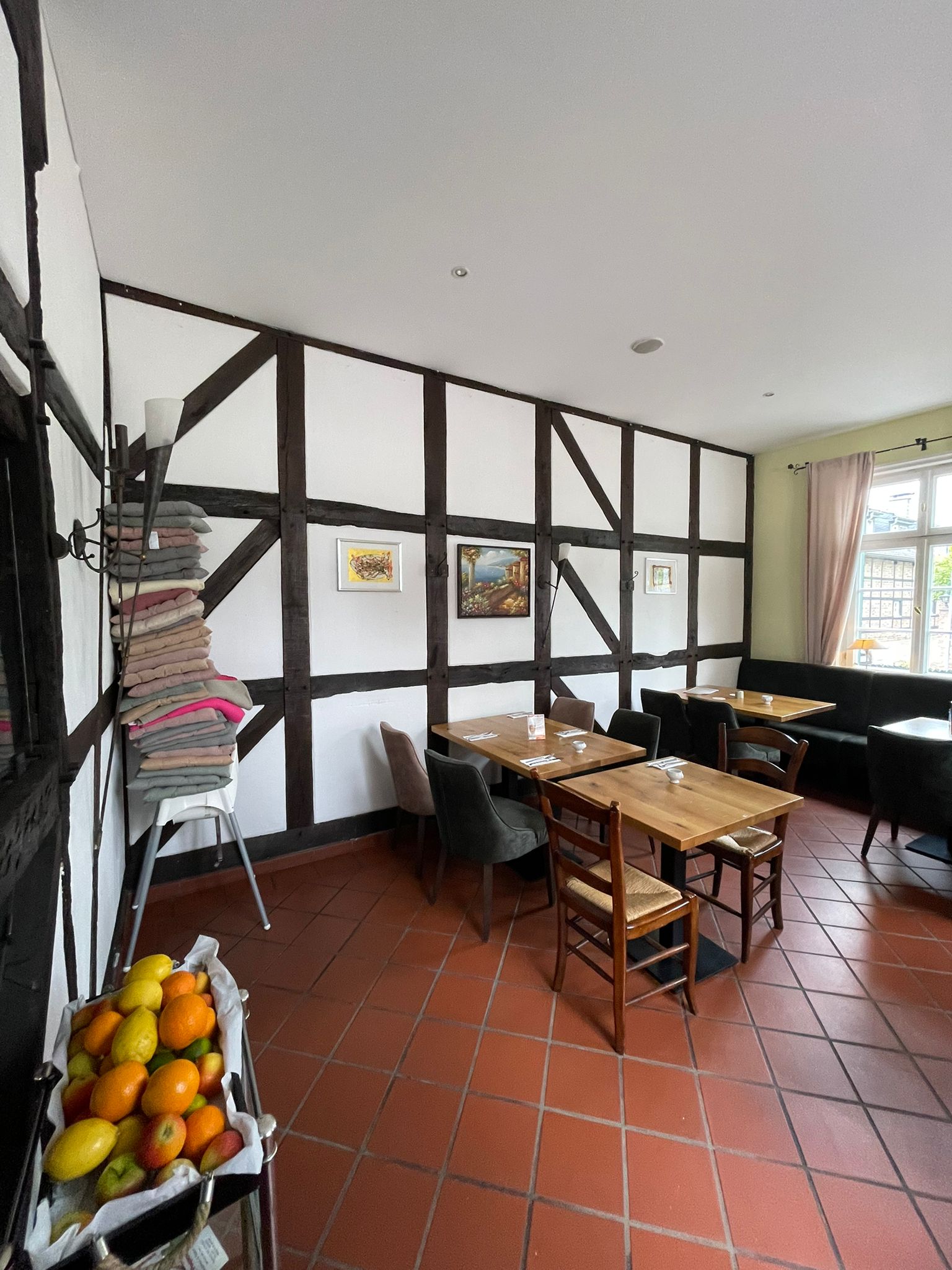 Weiterer Blick in den Innenbereich des Restaurants