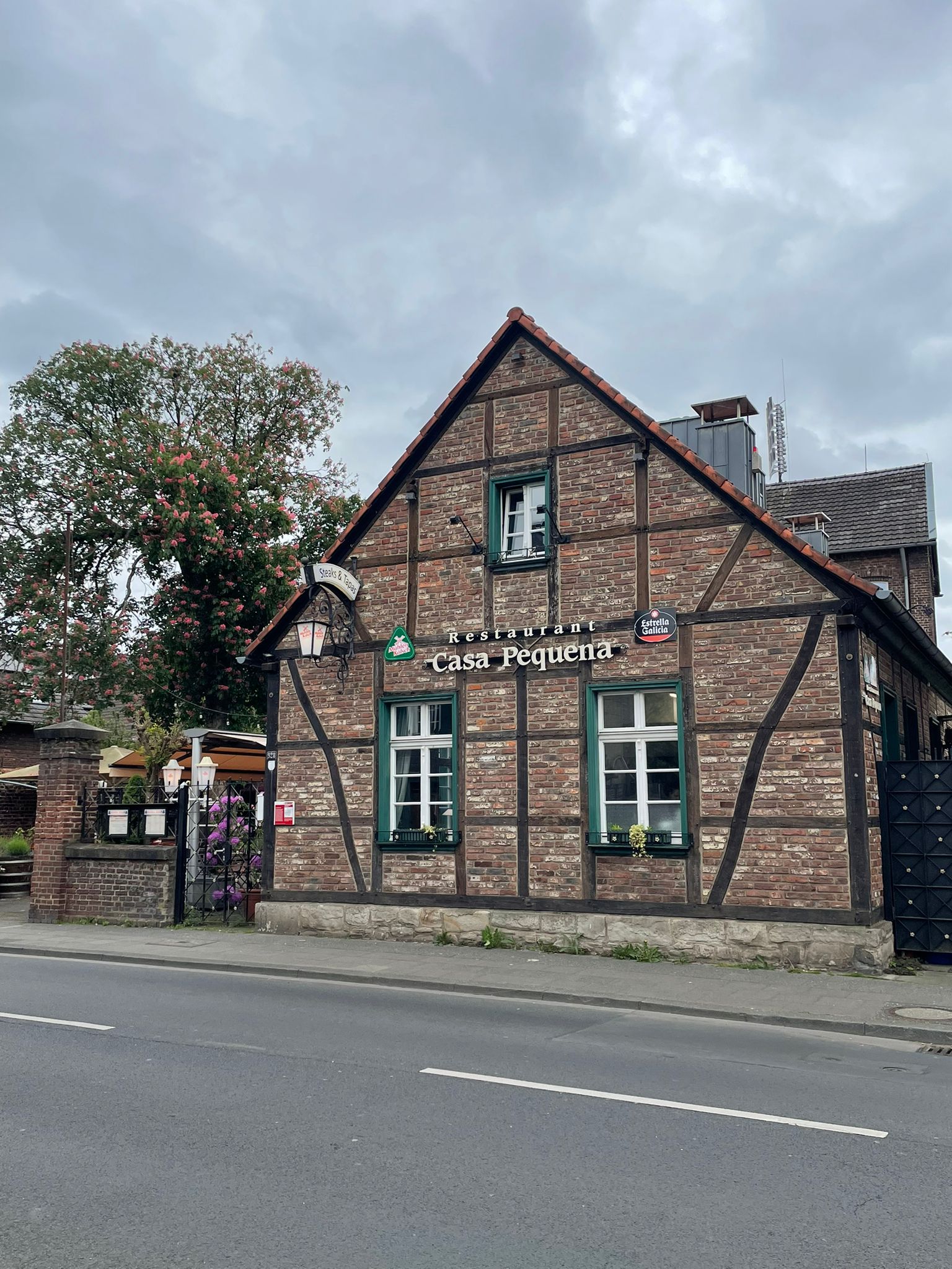 Restaurant Casa Pequena von außen – Gebäude und Eingangsbereich